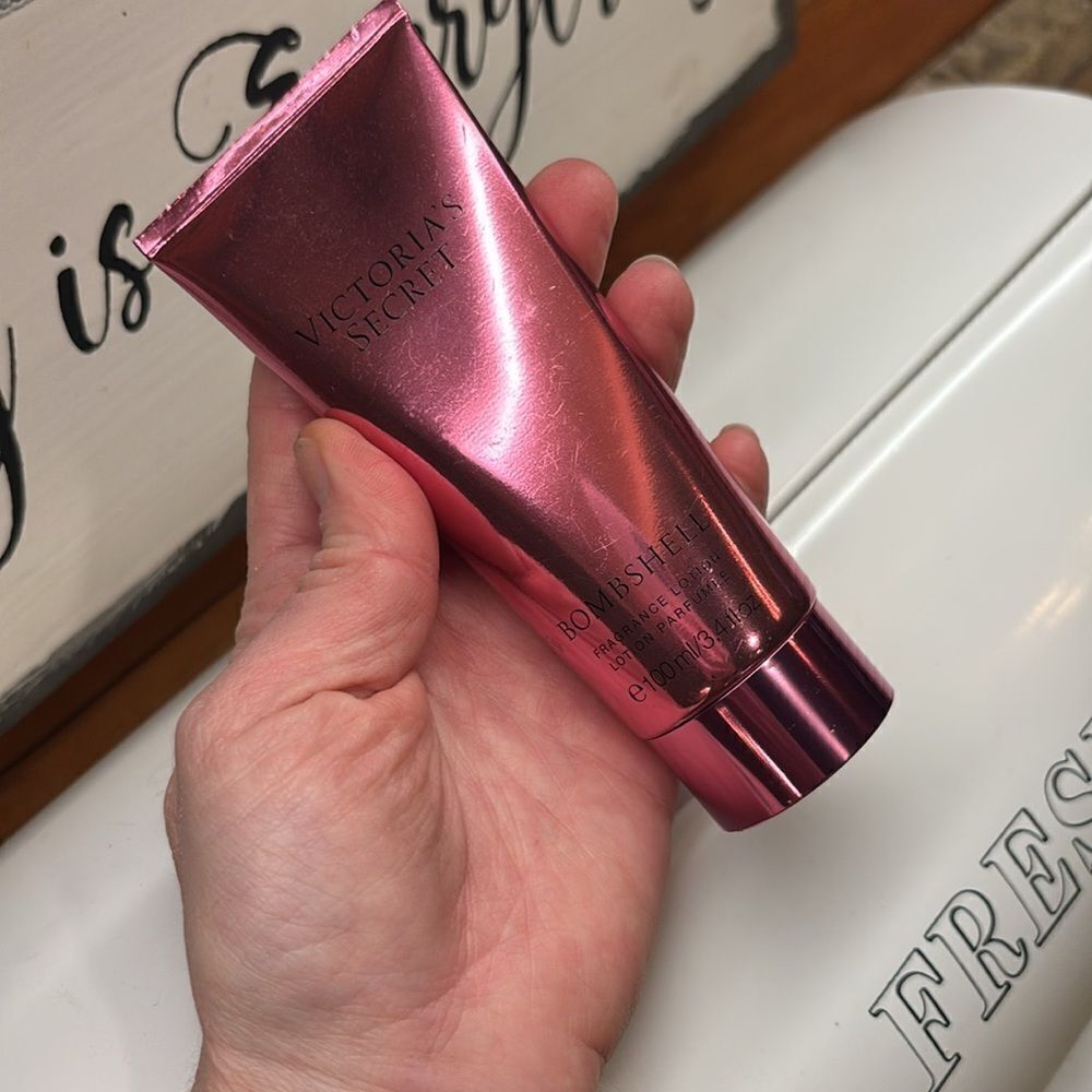 Victoria Secrets Bombshell lotion - Picture 5 of 7